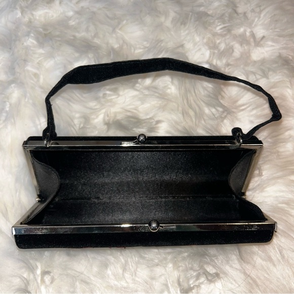 Black and Red Floral Embroidered Clutch - Picture 4 of 6